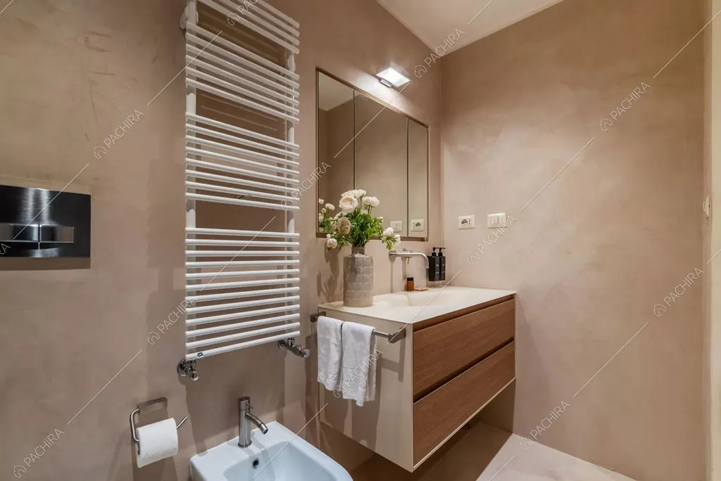 Bagno con pareti beige del loft Sabbia, location in stile moderno a Roma