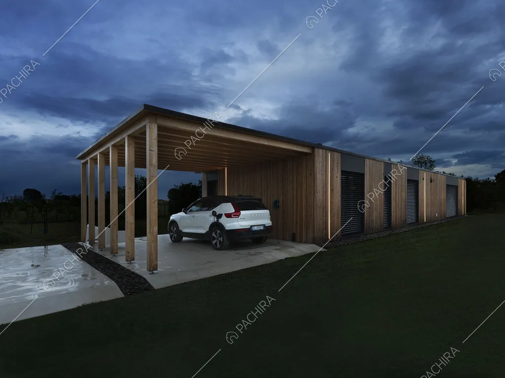 Parcheggio coperto e vista sulle vetrate e sugli esterni in legno