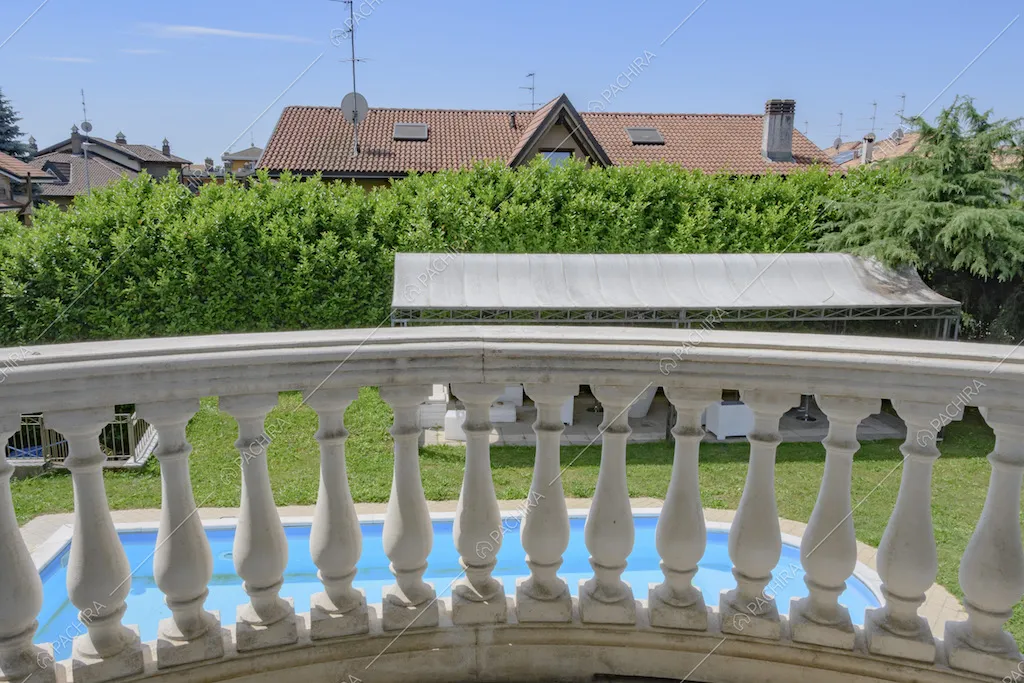 Scorcio sulla piscina esterna dal balcone laterale