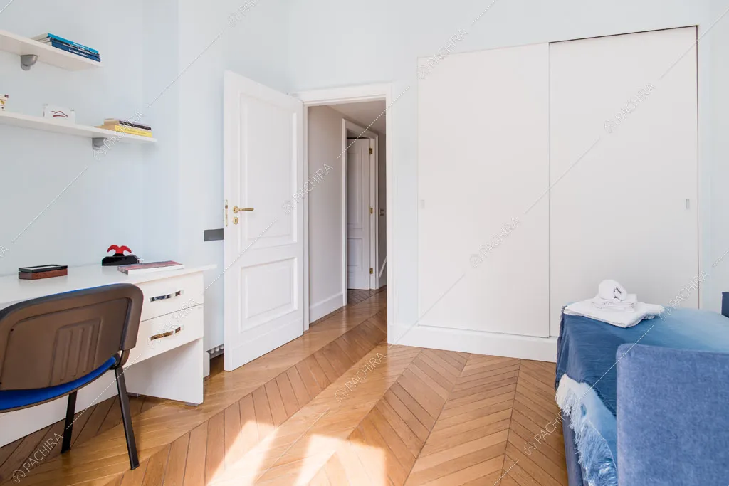 Camera da letto dell'appartamento Han, location in stile contemporaneo a Napoli