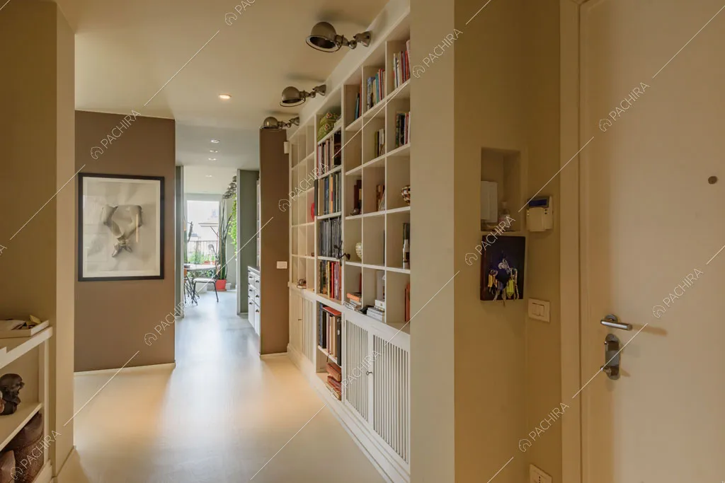 Porta d'ingresso dell'appartamento Beryl, location in stile contemporaneo a Milano