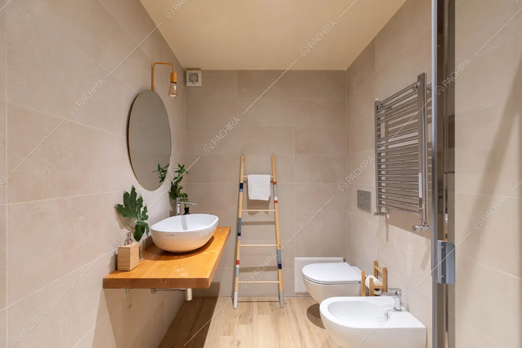 Bagno con pareti grigie dell'appartamento Crescione, location in stile contemporaneo a Roma