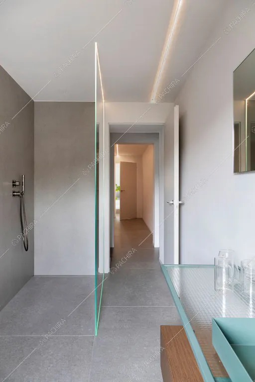Bagno della villa Makalu, location in stile contemporaneo a Brescia