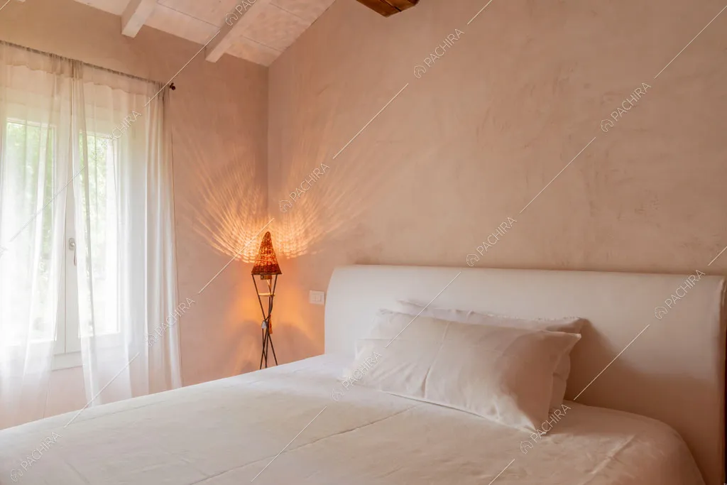 Camera da letto della villa Missouri, location in stile rustico a Mantova