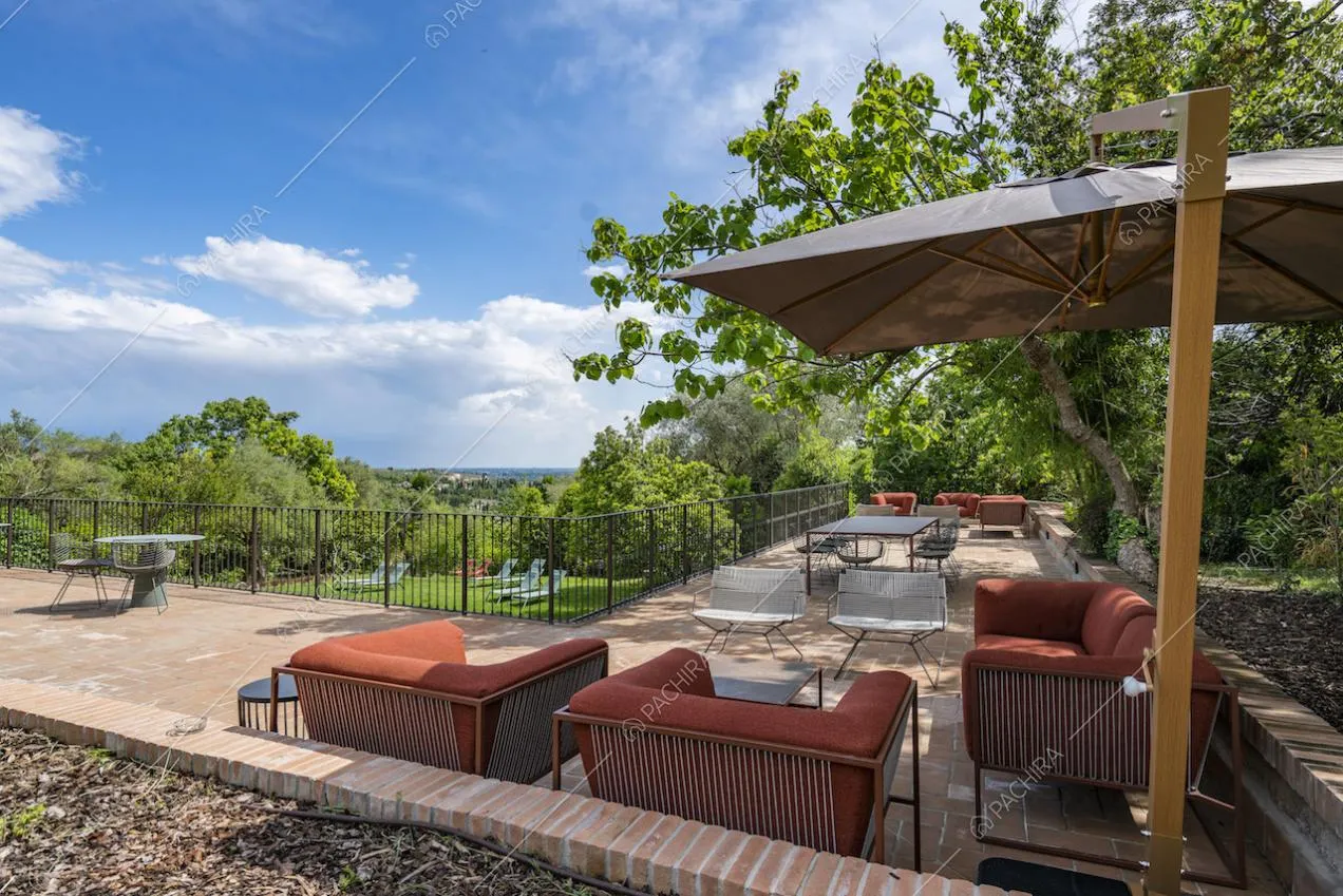 Poltroncine da esterni sulla terrazza con vista panoramica