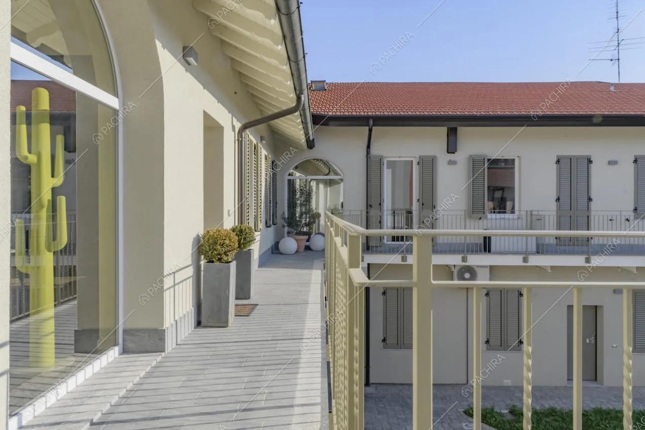 Ballatoio con ringhiera e tetto in mattoni 
