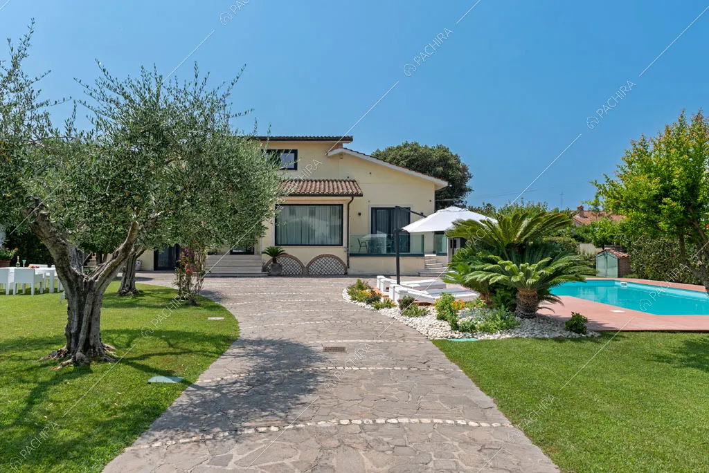 Vialetto della villa Agnocasto, location in stile moderno a Roma