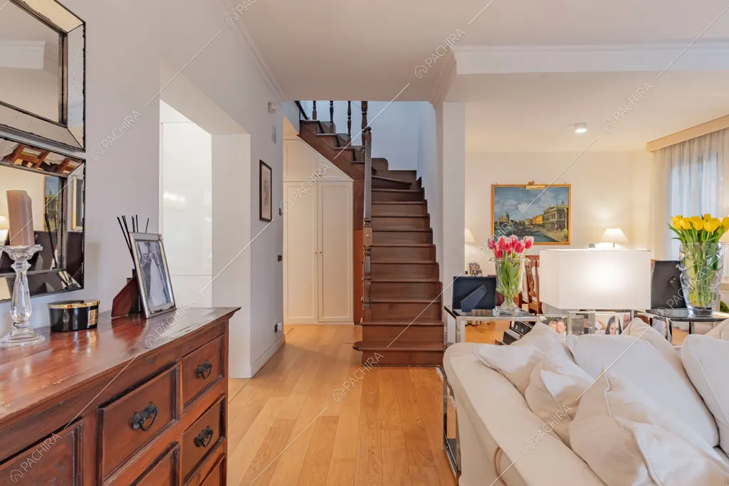 Zona living con scale della villa Cren, location in stile moderno a Roma
