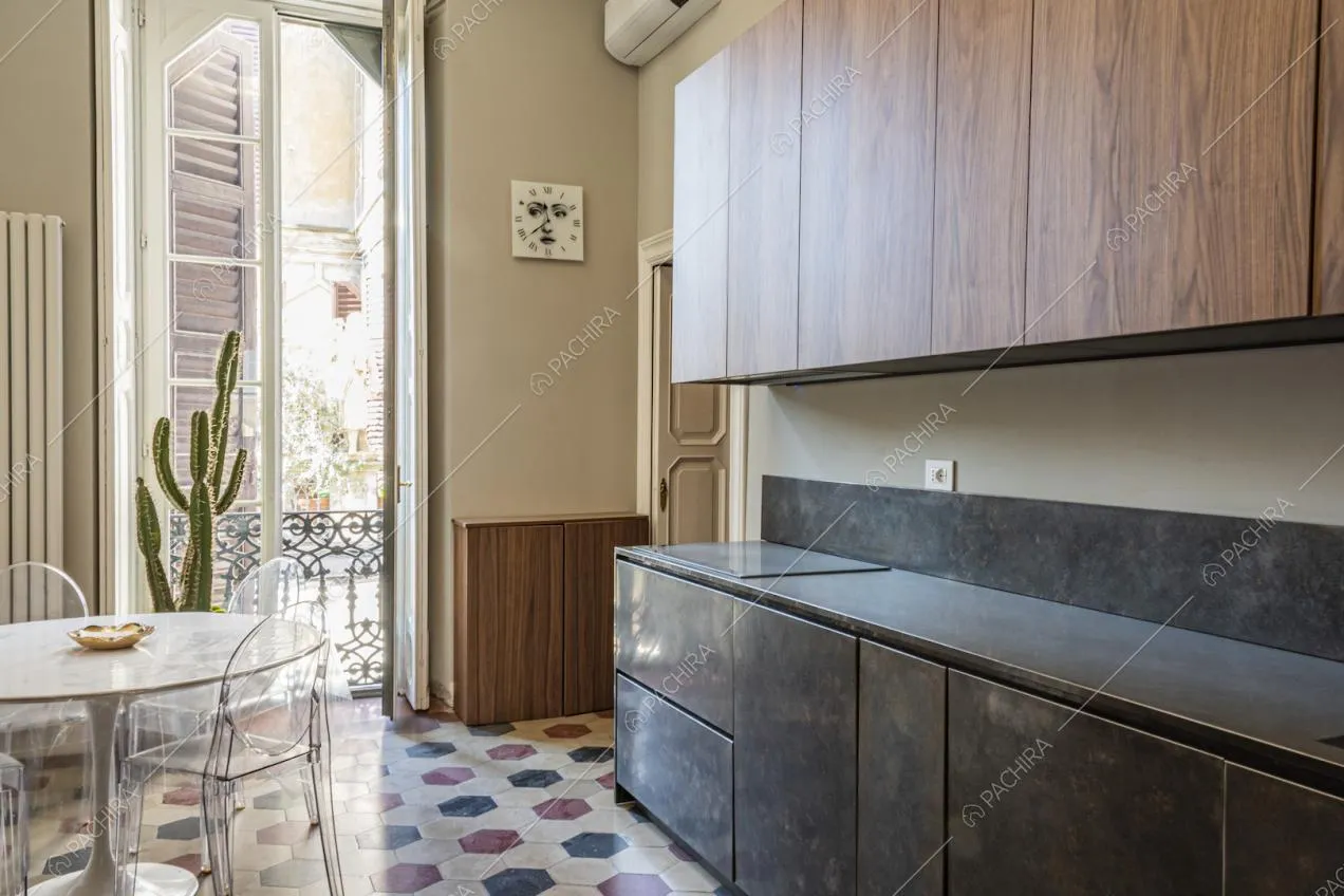 Cucina con pavimento in cementine e tavolo bianco rotondo