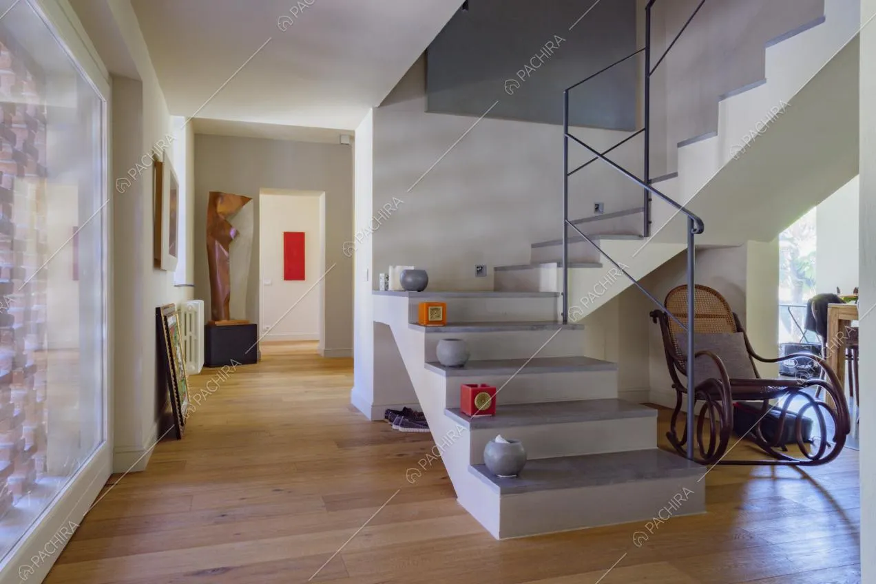 Scale della location nella sala con pavimento in parquet