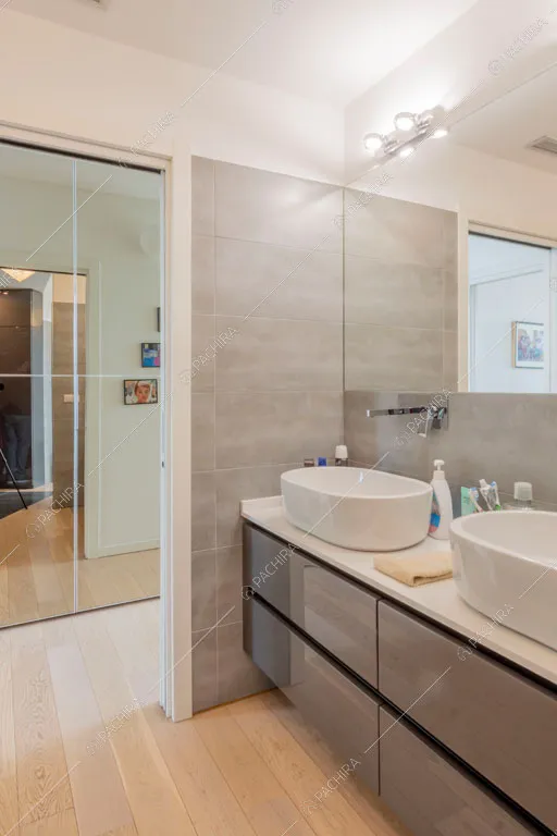 Bagno dell'appartamento Tobol, location in stile contemporaneo a Milano