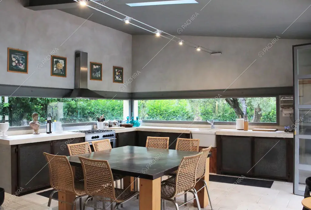 Cucina a parete della villa Giba, location in stile moderno a Latina