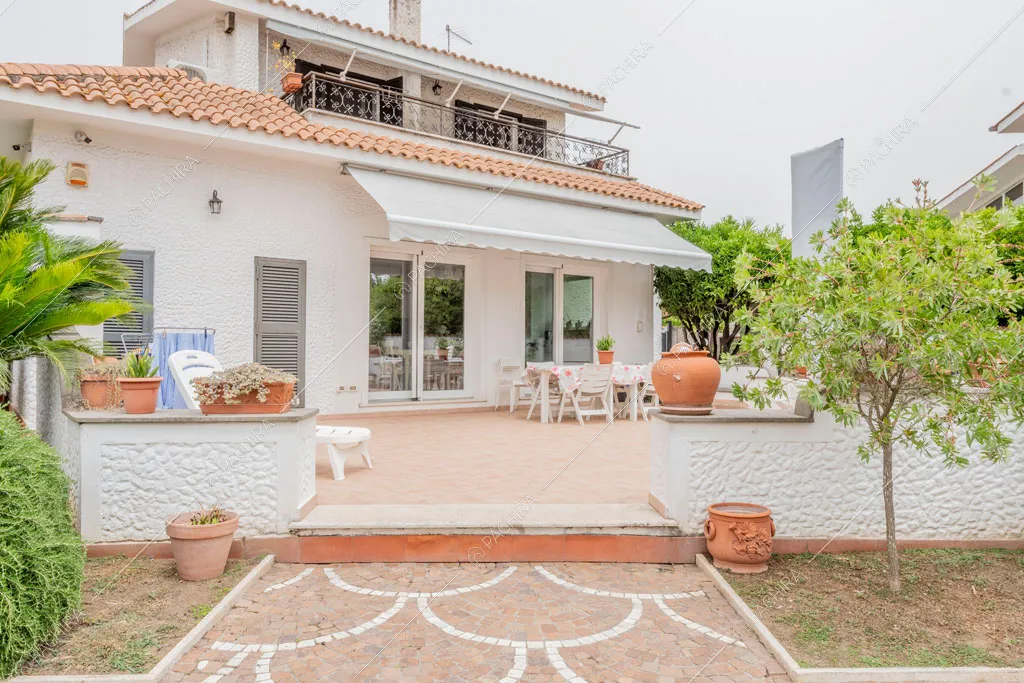 Esterni bianchi della villa Pino Mugo, location in stile moderno a Roma
