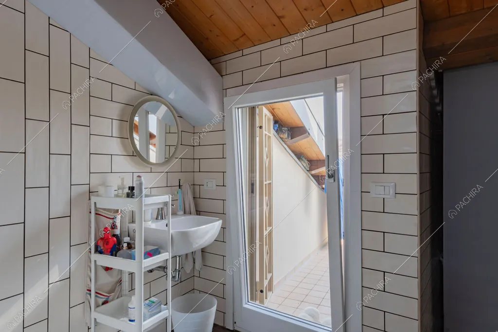 Bagno con travi in legno a vista sul soffitto della villa Matico, location in stile contemporaneo a Roma