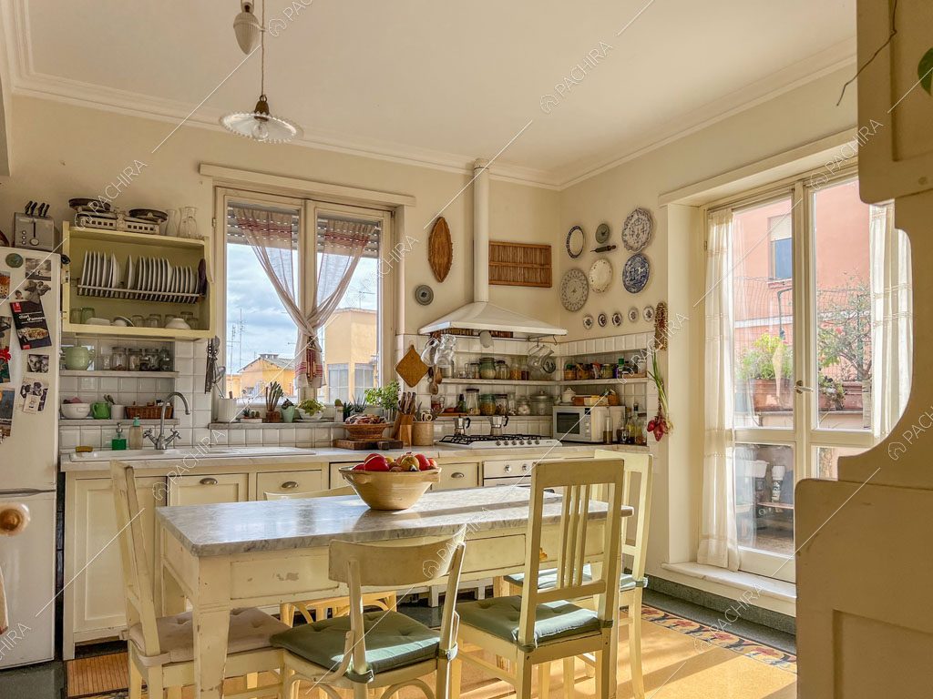 Cucina dell'appartamento Kuban, location in stile moderno a Roma