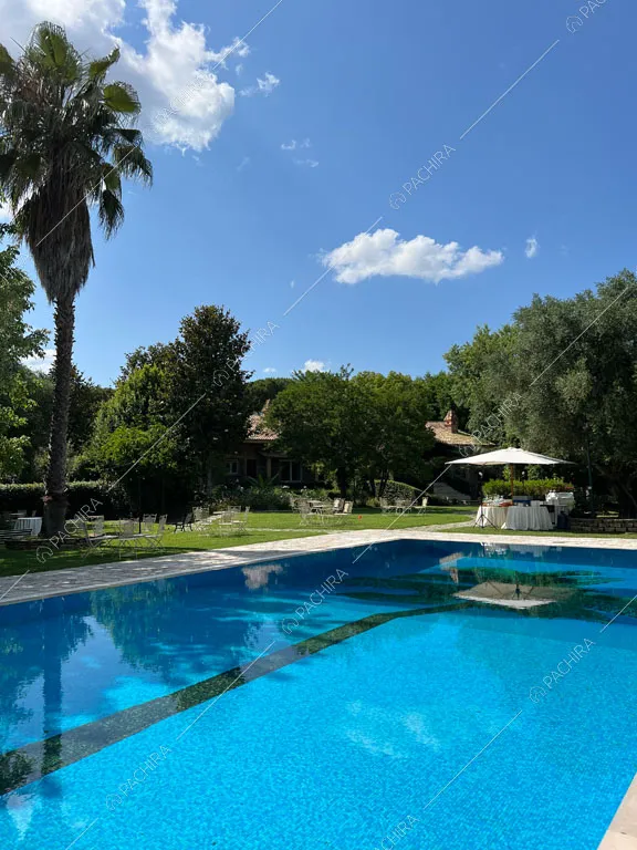 Piscina della dimora storica Citera, location in stile classico a Roma