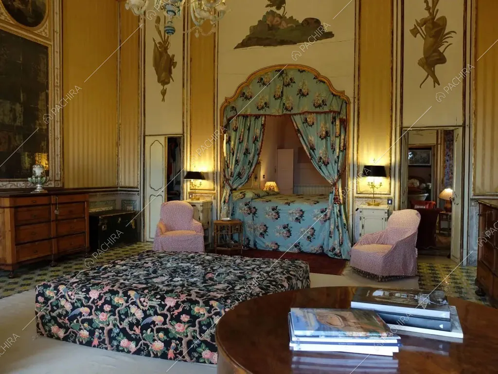 Letto a baldacchino nella camera della villa Tanami, location in stile classico a Palermo