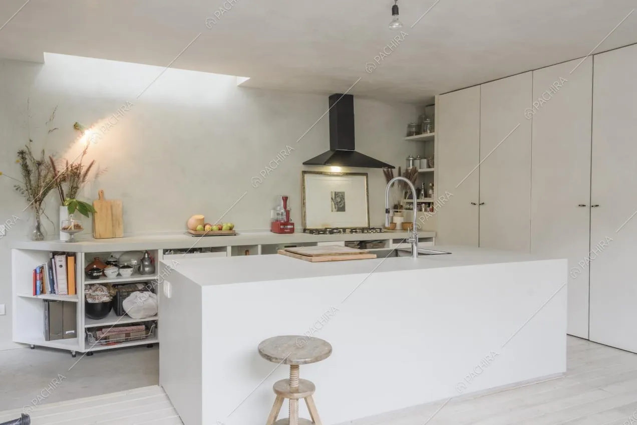 Cucina a isola arredata con mobili bianchi