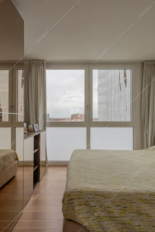 Camera da letto dell'appartamento Tobol, location in stile contemporaneo a Milano