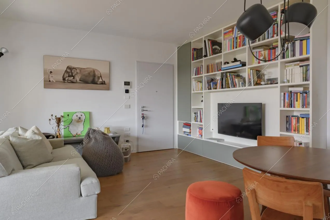Salotto con tavolo da pranzo e luci di design