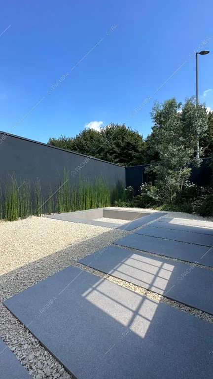 Cortile della villa Makalu, location in stile contemporaneo a Brescia