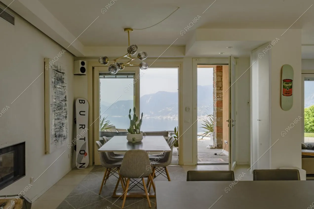 Tavolo da pranzo con sedie e lampadario di design