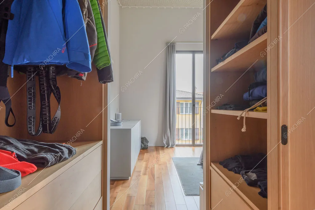 Cabina armadio dell'appartamento Fiore di porro, location in stile minimal a Monza
