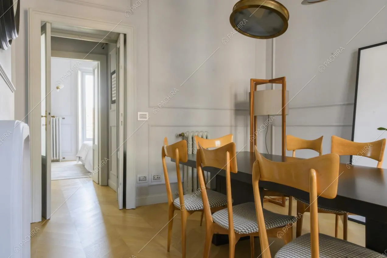 Tavolo da pranzo rettangolare con sedie in legno liscio