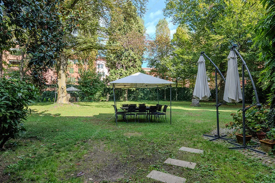 Giardino della villa Rainier, location in stile liberty a Milano