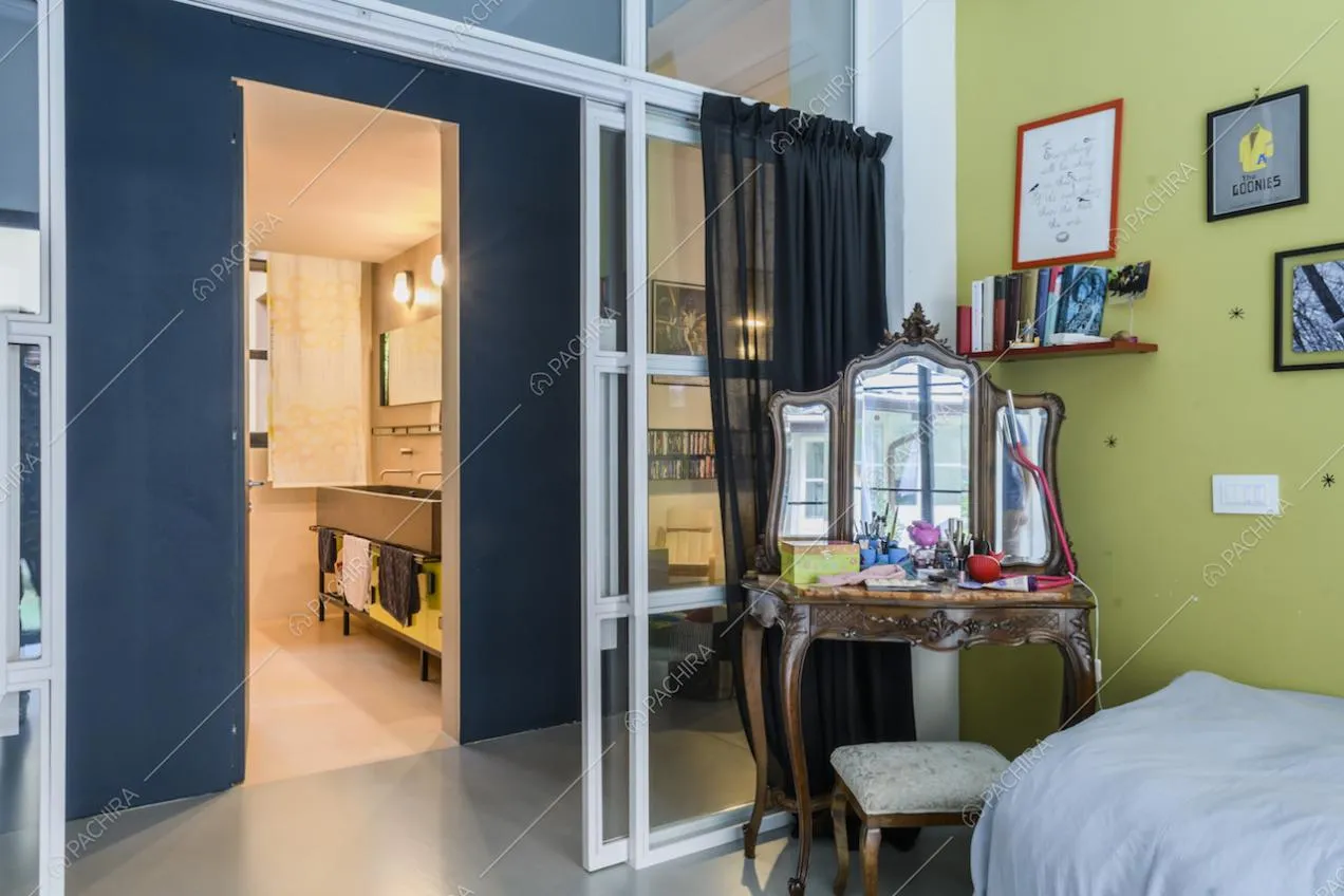 Camera da letto con porta scorrevole a vetri e parete verde