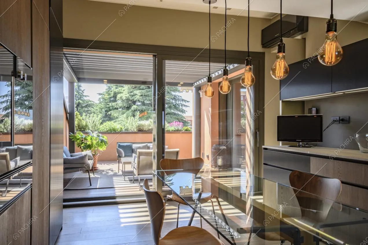 Grande terrazza con veranda con affaccio sul verde