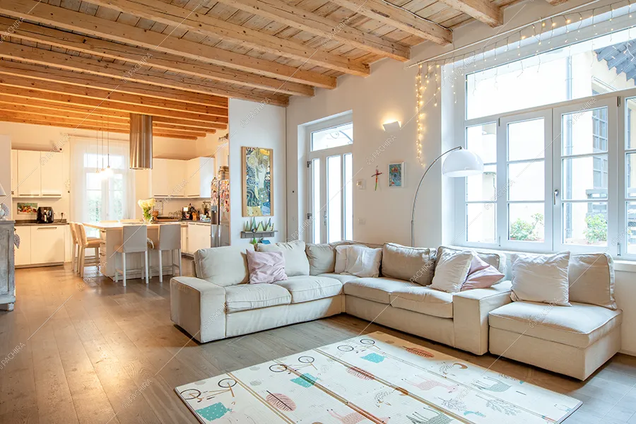 Zona living della villa Dioptasio, location in stile moderno a Monza