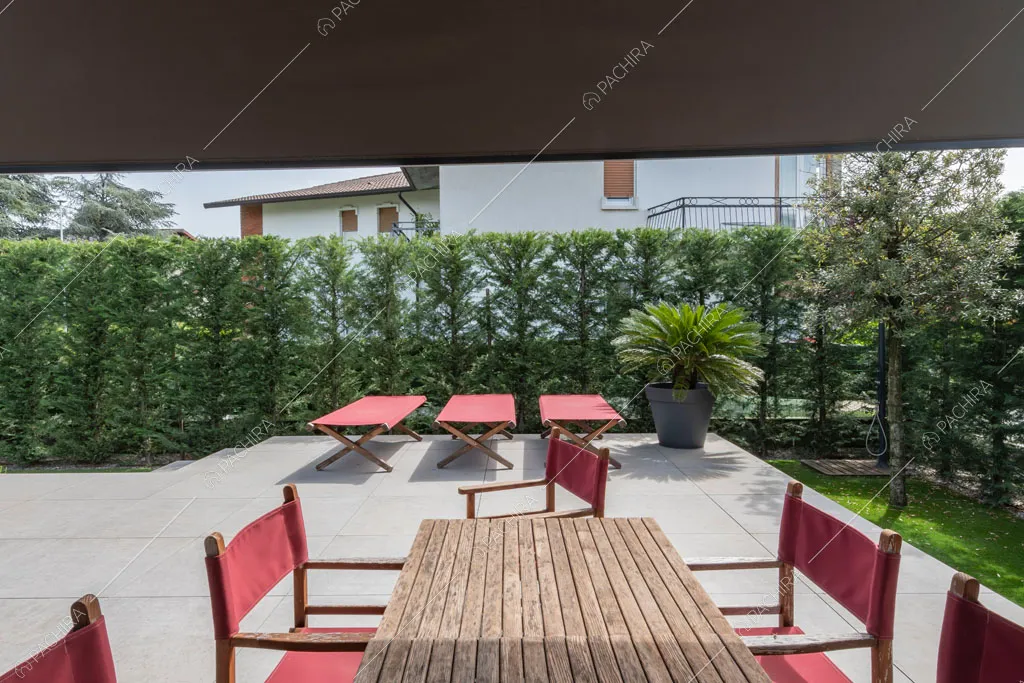 Cortile del loft Danubio, location in stile contemporaneo a Brescia