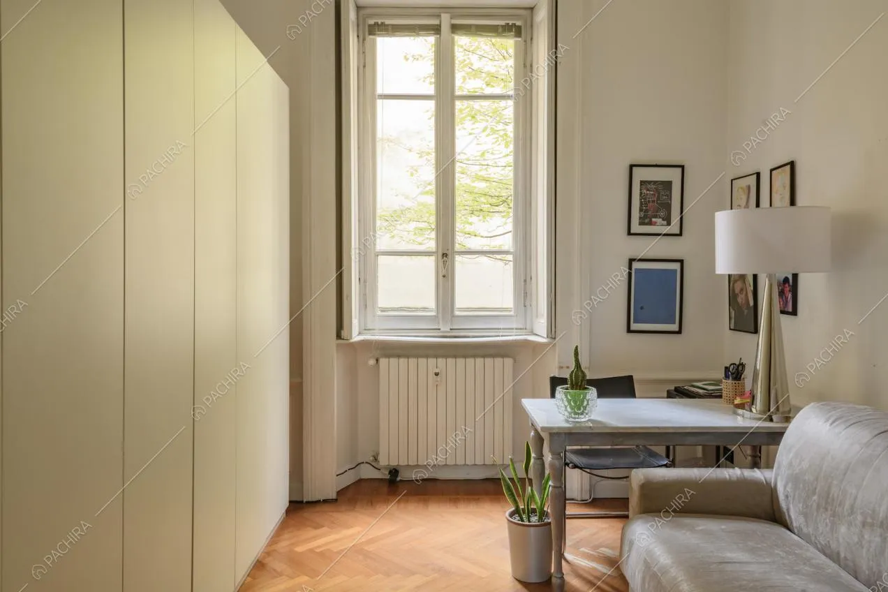 Scrivania con lampada su pavimento in parquet a lisca di pesce
