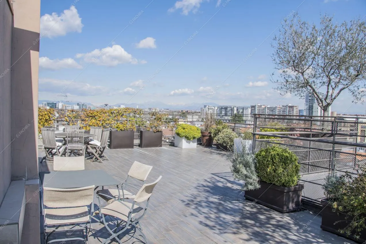 Terrazza con vista panoramica mozzafiato e tavoli da pranzo da esterno