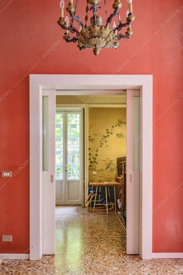 Porta bianca su parete rossa