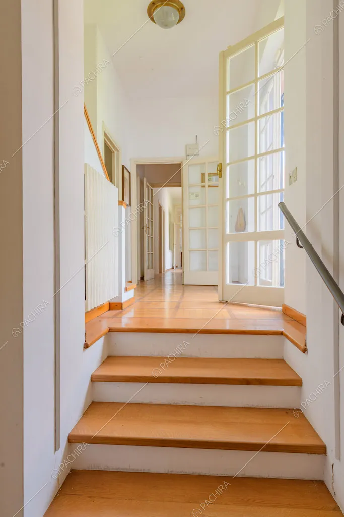 Scale in legno per accedere al corridoio con pavimento in parquet
