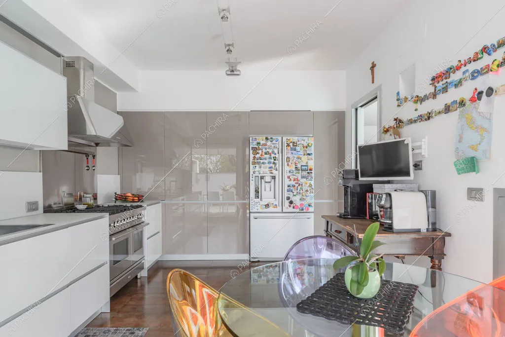 Cucina a parete della villa Lilium, location in stile moderno in Provincia di Milano