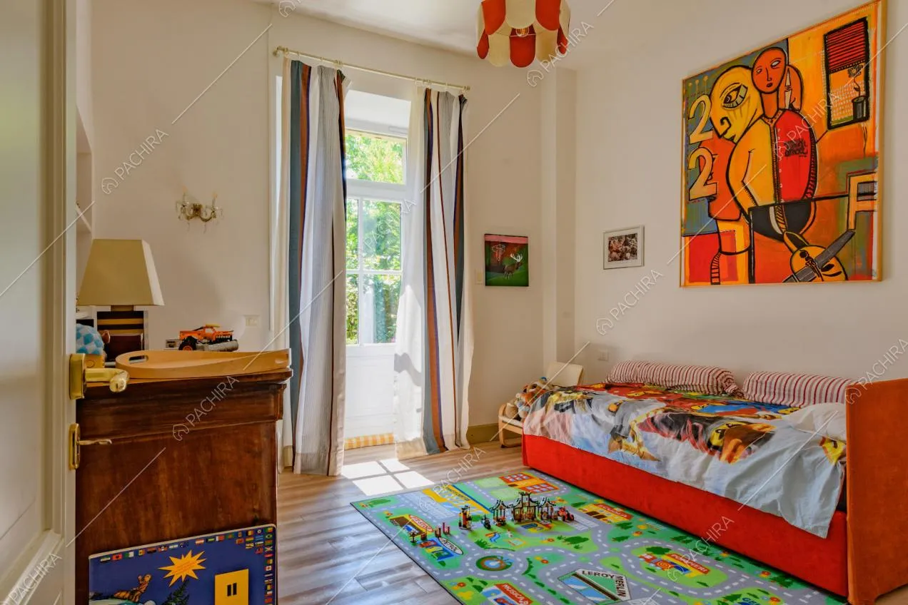 Camera da letto dei bambini con pavimento in parquet