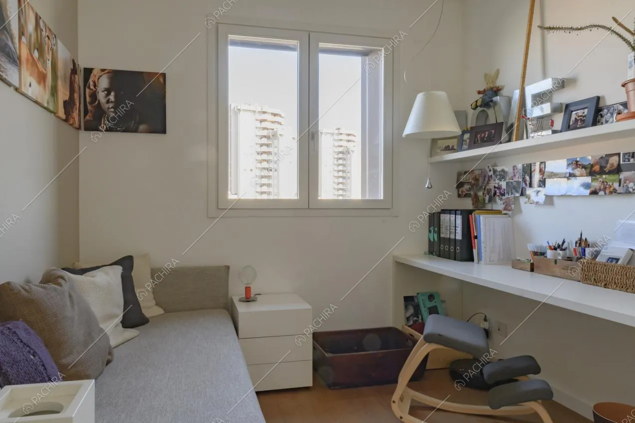 Studio con divano e sedia di design
