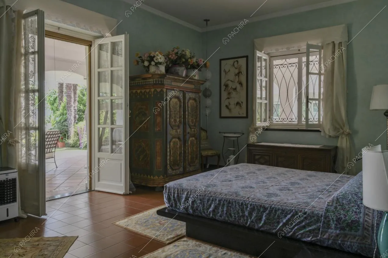 Camera da letto matrimoniale dall'arredamento classico con accesso alla veranda