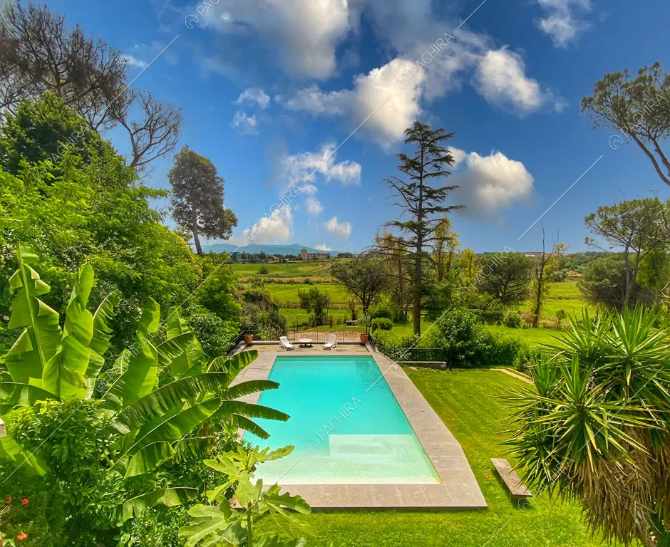 Vista sulla grande piscina e sulla campagna circostante