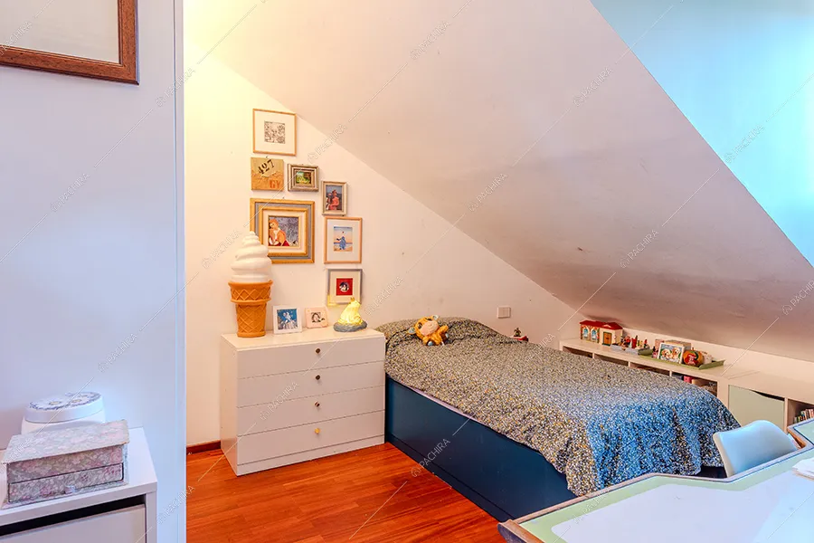Camera da letto della villa Yamase, location in stile liberty a Milano