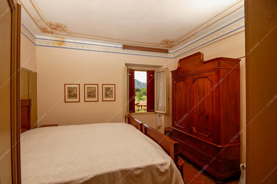 Camera da letto della villa Kurili, location in stile classico a Bergamo