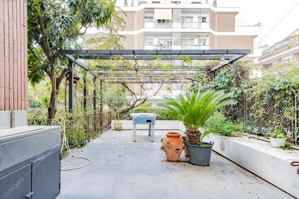 Veranda sulla terrazza dell'appartamento Sonora, location in stile contemporaneo a Roma