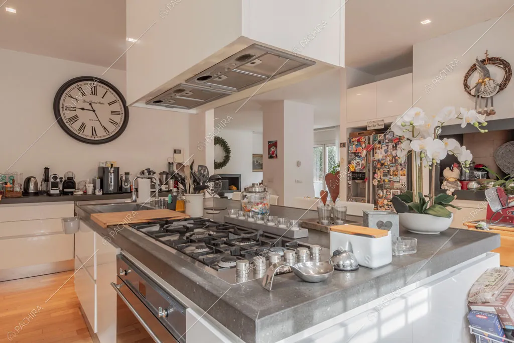 Cucina a isola con fornelli a gas della villa Bauxite, location in stile moderno a Roma