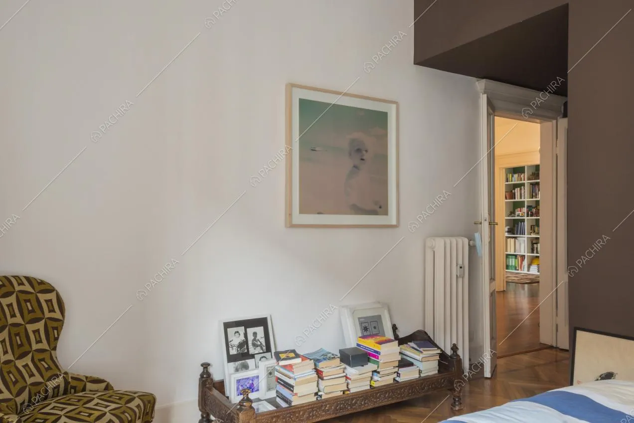 Arredi della camera da letto e vista sul corridoio