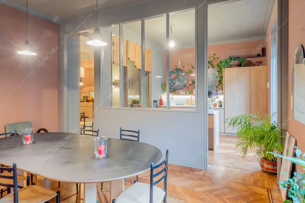 Sala da pranzo dell'appartamento Indo, location in stile contemporaneo a Milano