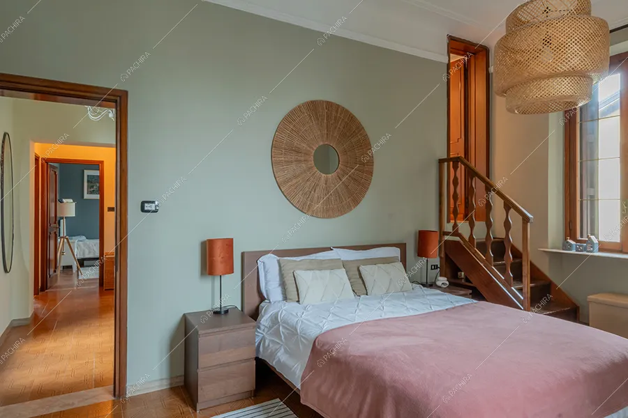 Camera da letto della villa Vinson, location in stile moderno a Milano