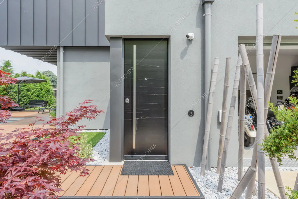 Ingresso della villa Aral, location in stile contemporaneo a Monza
